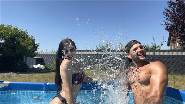 Kühles Wasser ist immer gut gegen die Hitze: Leonie und Stefan sind in ihren kleinen Gartenpool gesprungen, um sich mal eben abzukühlen.