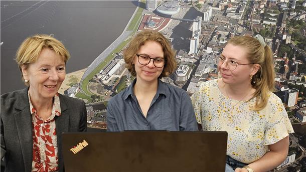 Kümmern sich um die Planung des Stadtjubiläums (von links): Margarethe Seul-McGee, Leiterin des Projektbüros, Benthe Stolz, Abteilungsleiterin bei der Erlebnis Bremerhaven für kooperative Stadt- und Quartiersentwicklung, und Projektmanagerin Lisa Reichelt.