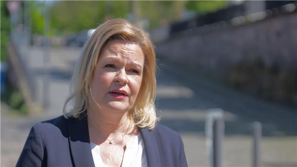 Faeser: Bund beobachtet Grenze sorgfältig Kündigte bereits wegen der vielen illegalen Einreisen eine stärkere Schleierfahndung an den Grenzen zu Polen und Tschechien an: Nancy Faeser.