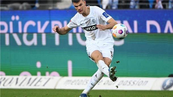 Braunschweig leiht Jäkel aus - Bayern-Spieler zur Probe Künftig für Eintracht Braunschweig am Ball: Frederik Jäkel (im Trikot der SV Elversberg)