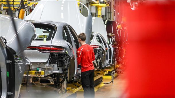 Künftig setzt Porsche wieder weniger auf E-Modell wie den Macan - sondern auf Verbrenner. (Archivbild)