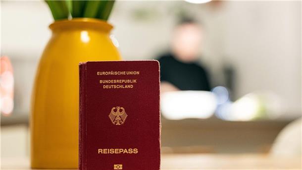 Für Pässe und Personalausweise: Künftig reicht Digitalbild Künftig soll auch der Gang zur Abholung des Passes beim Amt entfallen.
