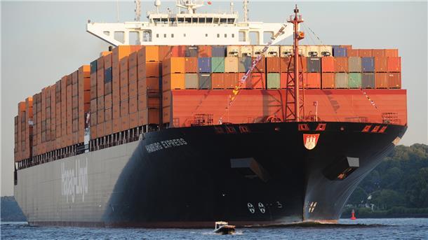 Künftig sollen Containerriesen mit einem Tiefgang von 13,50 Meter den Hamburger Hafen erreichen können.