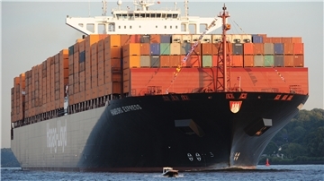 Künftig sollen Containerriesen mit einem Tiefgang von 13,50 Meter den Hamburger Hafen erreichen können.