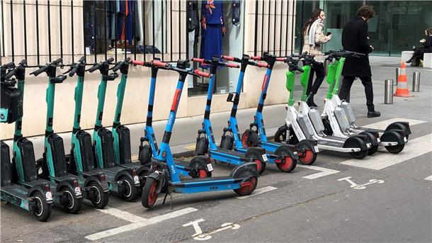Künftig verboten: E-Scooter von drei verschiedenen Anbietern in Paris.