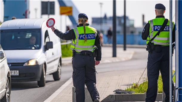 Dobrindt verstärkt Präsenz der Polizei an den Grenzen Künftig Zwölf-Stunden-Schichten für Grenzbeamte? (Archivbild)