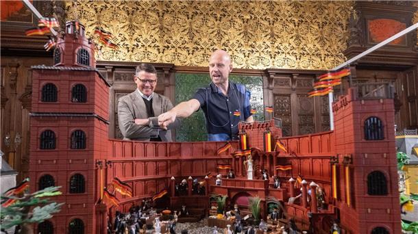 Paulskirchenjubiläum: Playmobil-Ausstellung eröffnet Künstler Oliver Schaffer erklärt Boris Rhein (CDU, l), Ministerpräsident von Hessen, die Playmobil-Ausstellung.