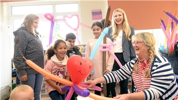 Künstlerin Susi Ranitz (rechts) und ihre Luftballon-Kreationen verzaubern die Kinder und Koordinatorin Cassandra Berndt.