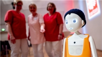 Künstliche Intelligenz und Roboter können die Arbeit von Pflegekräften erleichtern, bergen aber auch Risiken. 