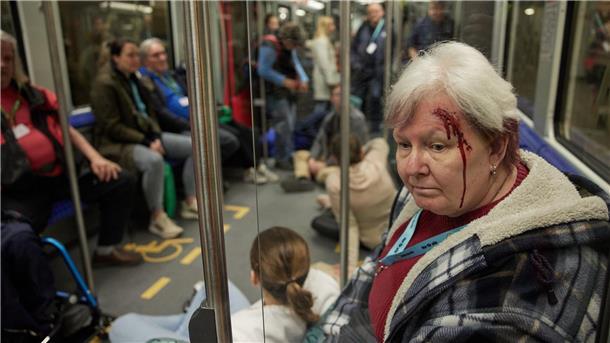 Künstliches Blut klebt einer Komparsin bei einer Notfall-Übung im Gesicht. Am Wochenende wurde in Berlin geprobt, was im Notfall zu tun ist.