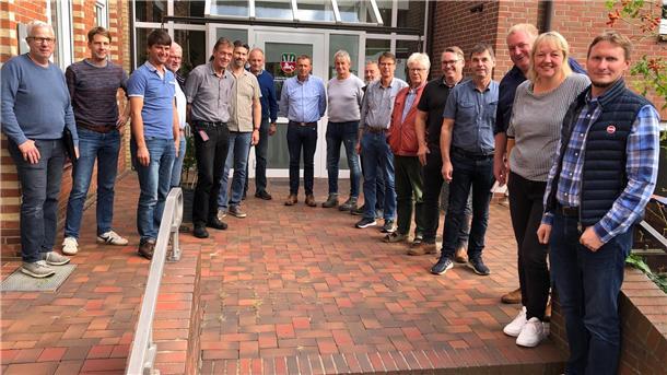 Kürzlich lud der Landvolk-Kreisverband Bremervörde-Zeven e. V. zu seinen Wegegesprächen ein. Sowohl in Zeven als in Kuhstedt nahmen Vertreter der Gemeinden, Lohnunternehmen, Maschinenring als auch Landwirte teil.