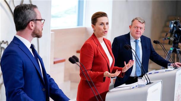 Seltenes Zweckbündnis: Dänemarks neue Regierung steht Kürzlich noch Rivalen, jetzt Regierungspartner: Jakob Ellemann-Jensen (v.l.), Mette Frederiksen und Lars Løkke Rasmussen.