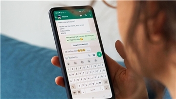 Küsschen-Smiley oder nur Schwarz auf Weiß? Die Entscheidung für oder gegen Emojis kann in der Kommunikation einen Unterschied machen. 