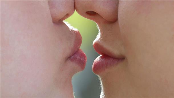 Küsst es sich mit aufgespritzten Lippen anders? Fachleute halten das für wahrscheinlich, wenn die Lippen stark vergrößert sind. 