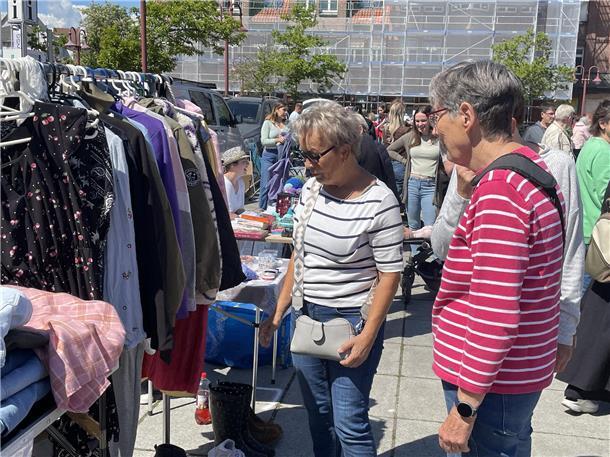 Kult-Flohmarkt in Nordenham: Der Nor-Floh lockte Tausende Besucher in die Innens...