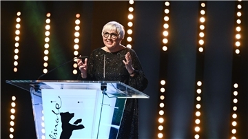 Kulturstaatsministerin Claudia Roth hat das Vorgehen der Festspielleitung verteidigt.