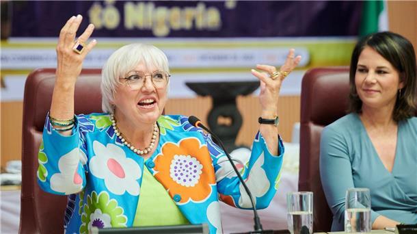 Kulturstaatsministerin Claudia Roth (l.) und Außenministerin Annalena Baerbock  in Nigeria.