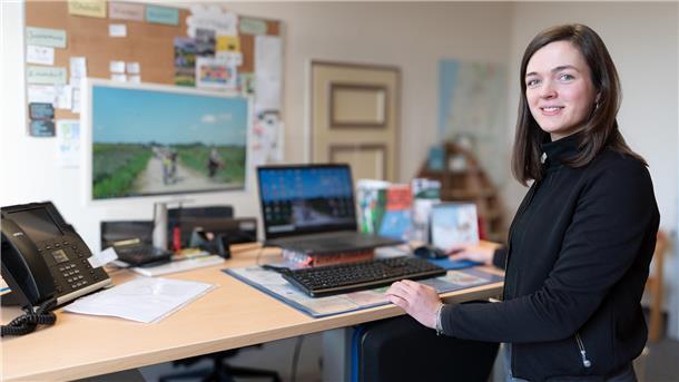 Projektverantwortliche Saskia Stöwing in ihrem Büro im Rathaus Dorum