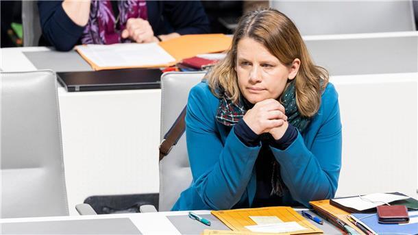 Ministerin bejaht bundesweite Regeln für Handys in Schulen Kultusministerin Julia Willie Hamburg (Grüne) zeigt sich offen für bundesweite Regeln zur Handynutzung in Schulen. (Archivfoto)