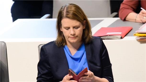 Kultusministerin Julia Willie Hamburg will den Schulen beim Umgang mit Handys auch weiterhin eigene Entscheidungen ermöglichen.