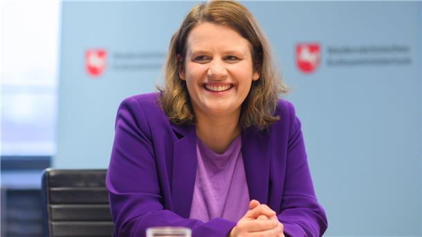 Ministerin schaut sich Habecks Küchentischgespräche ab Kultusministerin und Vize-Ministerpräsidentin Hamburg will mehr Küchentisch im Wahlkampf wagen. (Archivbild)