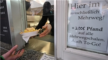 Kunden haben ab dem neuen Jahr ein Anrecht darauf, ihre Speisen und Getränke zum Mitnehmen in einer Mehrwegverpackung zu bekommen.