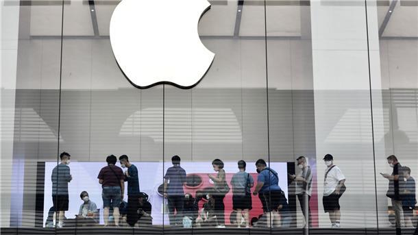 iPhone führt Apple zu Plus bei Umsatz und Gewinn Kunden stehen im Apple-Store in Hongkong Schlange, um das iPhone 14 Pro zu kaufen.