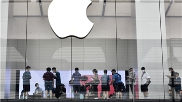 Kunden stehen im Apple-Store in Hongkong Schlange, um das iPhone 14 Pro zu kaufen.