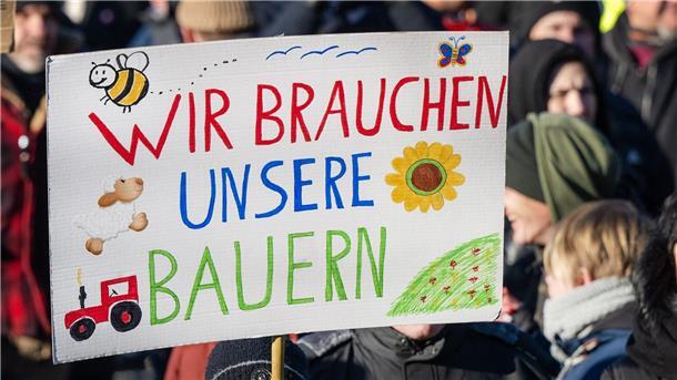 Bauern protestieren mit Demos und Blockaden Kundgebung des Verbands der Freien Bauern gegen die Subventionskürzungen in der Agrarwirtschaft vor dem Brandenburger Tor.