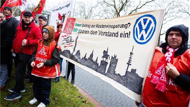 VW und IG Metall ringen um Tarifeinigung Kundgebung in Hannover: Die IG Metall verlangt den Erhalt aller Standorte und eine Beschäftigungsgarantie für die rund 130.000 Mitarbeiter.