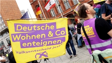 Kundgebung vor dem Roten Rathaus in Berlin nach der Vorstellung des Abschlussberichts der Expertenkommission „Vergesellschaftung großer Wohnungsunternehmen“.