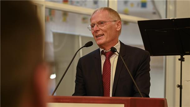 Der ehemalige Präsident der Bundesnetzagentur Jochen Homann am Rednerpult beim Kreishandwerkertag in Rotenburg