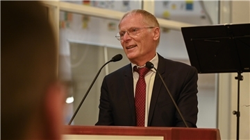 Der ehemalige Präsident der Bundesnetzagentur Jochen Homann am Rednerpult beim Kreishandwerkertag in Rotenburg