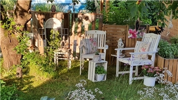 Kunst und Kräuter verbinden sich harmonisch im Garten der Familie Schmidt.