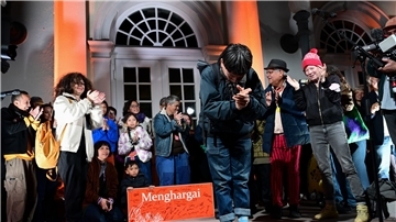Kuratoren vom indonesischen Kollektiv Ruangrupa bei der Schlussveranstaltung der documenta.