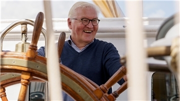Kurs Bremerhaven: Bundespräsident Frank-Walter Steinmeier wird die Sail 2025 eröffnen. Das Foto entstand während seines Besuchs bei den Maritimen Tagen 2021.