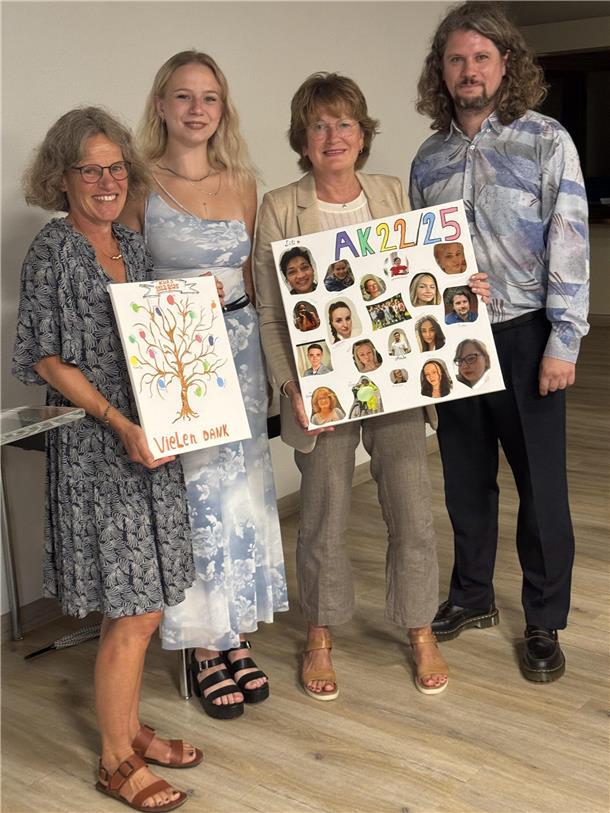Kurssprecher Timo Dorsch und Hanna Tomfohrde überreichen Kollagen zur Erinnerung an Schulleitung Anke Ritsch und Kursleitung Christiane Träger. Unser Foto zeigt von links Christiane Träger, Hanna Tomfohrde, Anke Ritsch und Timo Dorsch.