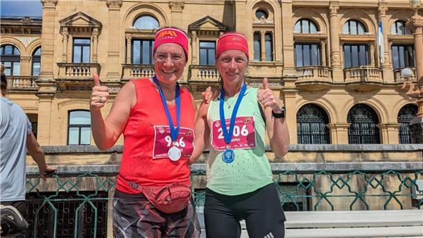Zwei Frauen in Sportkleidung vor altem Gebäude