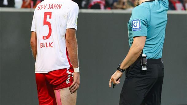 Erst Tor, dann Rot: Bulic führt Regensburg zum Pokalsieg Kurz nach seinem Tor sieht Jahn-Profi Rasim Bulic Rot.