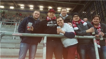 Kurz vor dem Beginn der Corona-Pandemie waren Arne Pauls (2.v.l.) und dessen Freunde noch auf dem Betzenberg zu Gast, um den 1. FC Kaiserslautern anzufeuern.