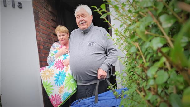 Kuscheldecke und Reisetasche waren schon gepackt: Ein Campingplatz in Mecklenburg-Vorpommern hat Brigitte und Manfred Nickel und deren ganze Familie aber wieder ausgeladen. Die „falsche“ Postleitzahl ist schuld.
