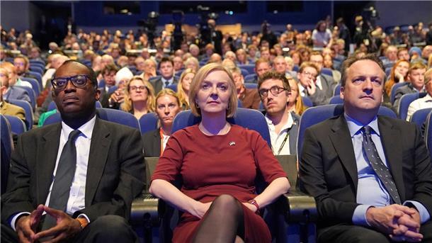 Truss nach Kehrtwende in der Steuerpolitik angeschlagen Kwasi Kwarteng (l-r), Finanzminister von Großbritannien, Liz Truss, Premierministerin von Großbritannien, und ihr Ehemann, Hugh O’Leary, nehmen an der Jahreskonferenz der Konservativen Partei im International Convention Center teil.