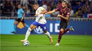 Kylian Mbappé (l) kehrt für die letzten beiden Nations-League-Spiele nicht in den Kader von Vizeweltmeister Frankreich zurück.