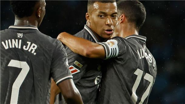 Kylian Mbappé wird für seinen Torerfolg gefeiert.