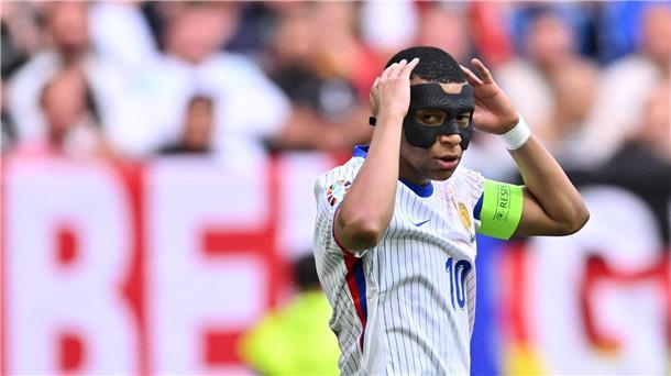 Mbappé bei EM nur noch mit Maske? Trainer gibt Auskunft Kylian Mbappé würde am liebsten ohne die Maske spielen - trotz Nasenbeinbruch.