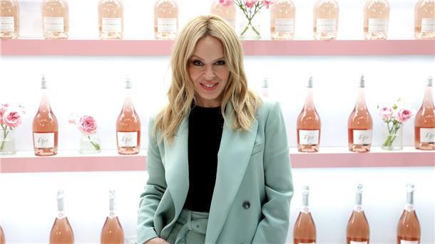 Sängerin Kylie Minogue setzt auf den Sober-Trend Kylie Minogue stellt den nach ihr benannten alkoholfreien Rose-Prosecco vor.