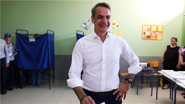 Konservative in Griechenland bleiben an der Regierung Kyriakos Mitsotakis gibt in einem Wahllokal seine Stimme ab.