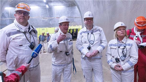 L-r: Stefan Studt, Geschäftsführer Bundesgesellschaft für Endlagerung (BGE), Dr. Thomas Lautsch, Umweltminister Christian Meyer (Bündnis 90/Grüne) und Dunja Kreiser stehen in Schacht Konrad.