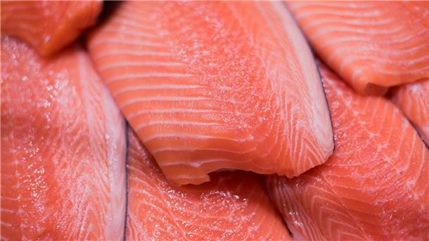 Lachs in einer Edeka-Filiale.