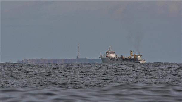 Saugbaggerschiff vor Helgoland